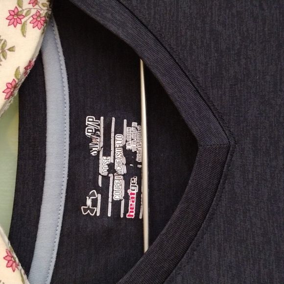 Men's Under Armour dark grey loose fit heat gear small v-neck shirt - Picture 2 of 5